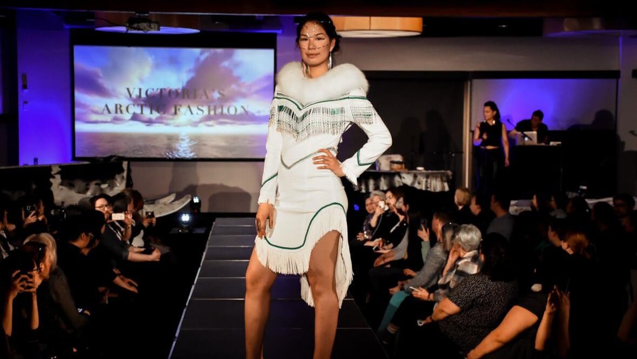Une femme porte une robe inspirée par les traditions inuit.