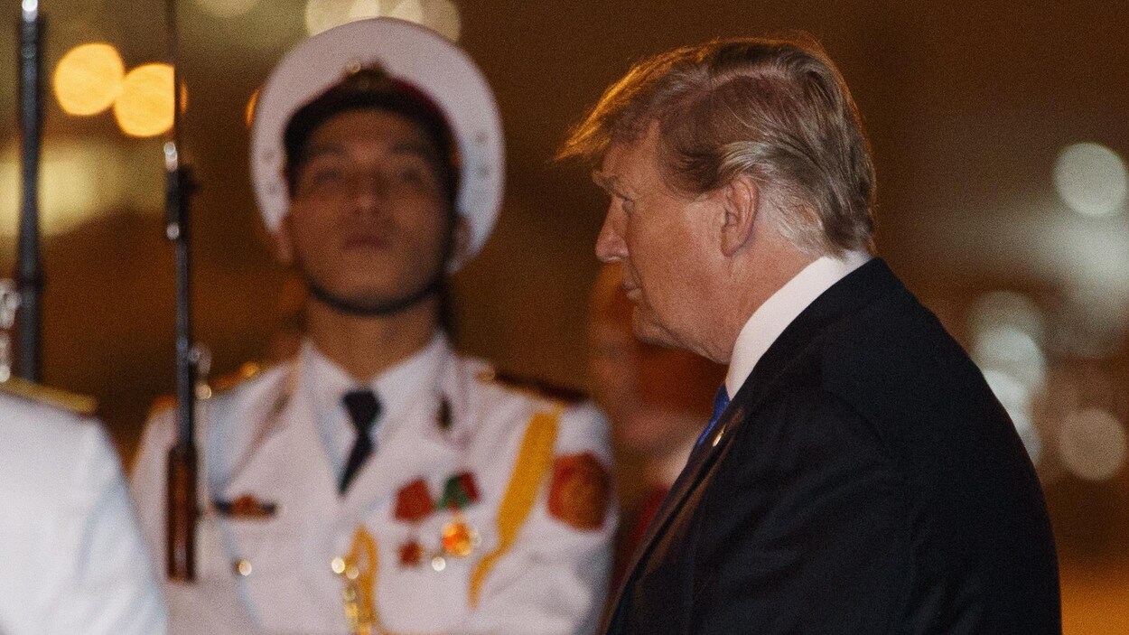 Donald Trump passe une haie d'honneur formée de militaires vietnamiens.