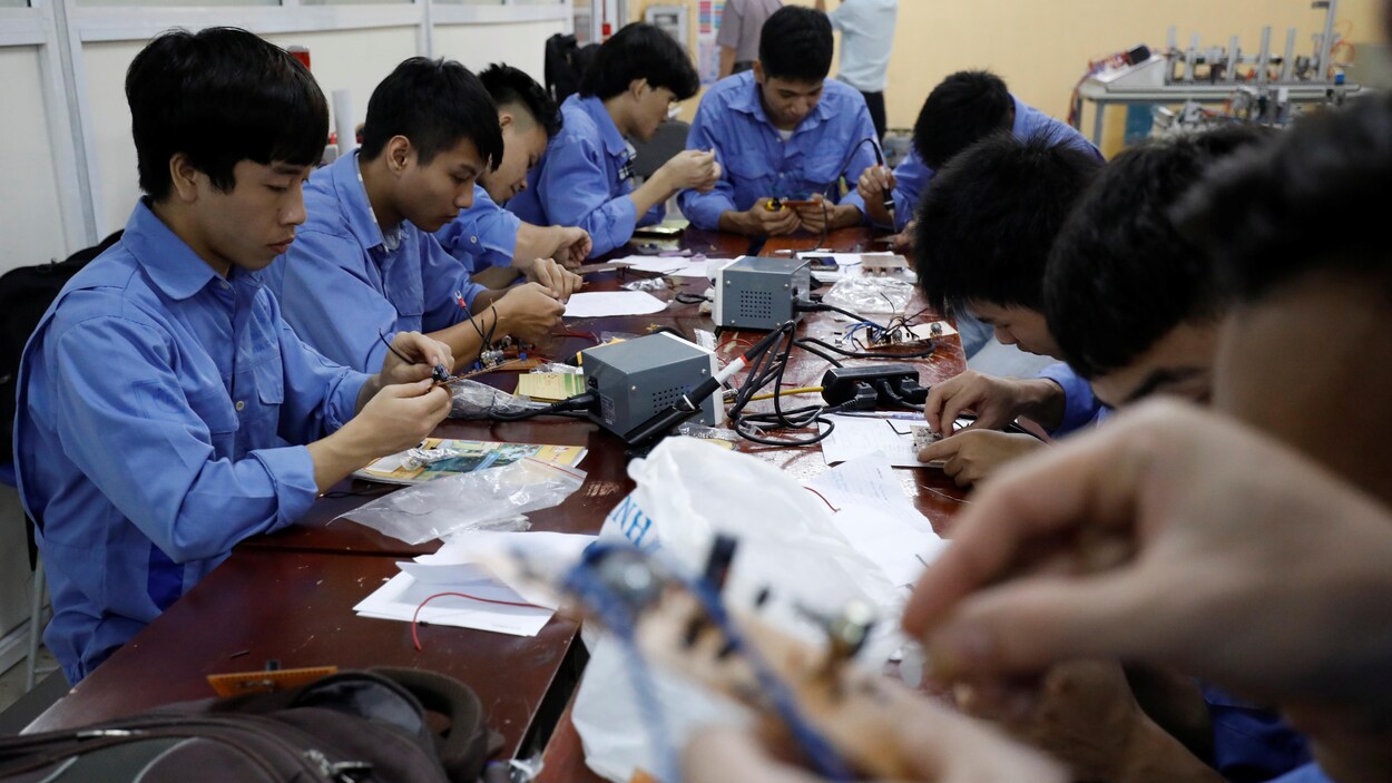 Des étudiants vietnamiens dans un collège de formation industrielle à Hanoï.