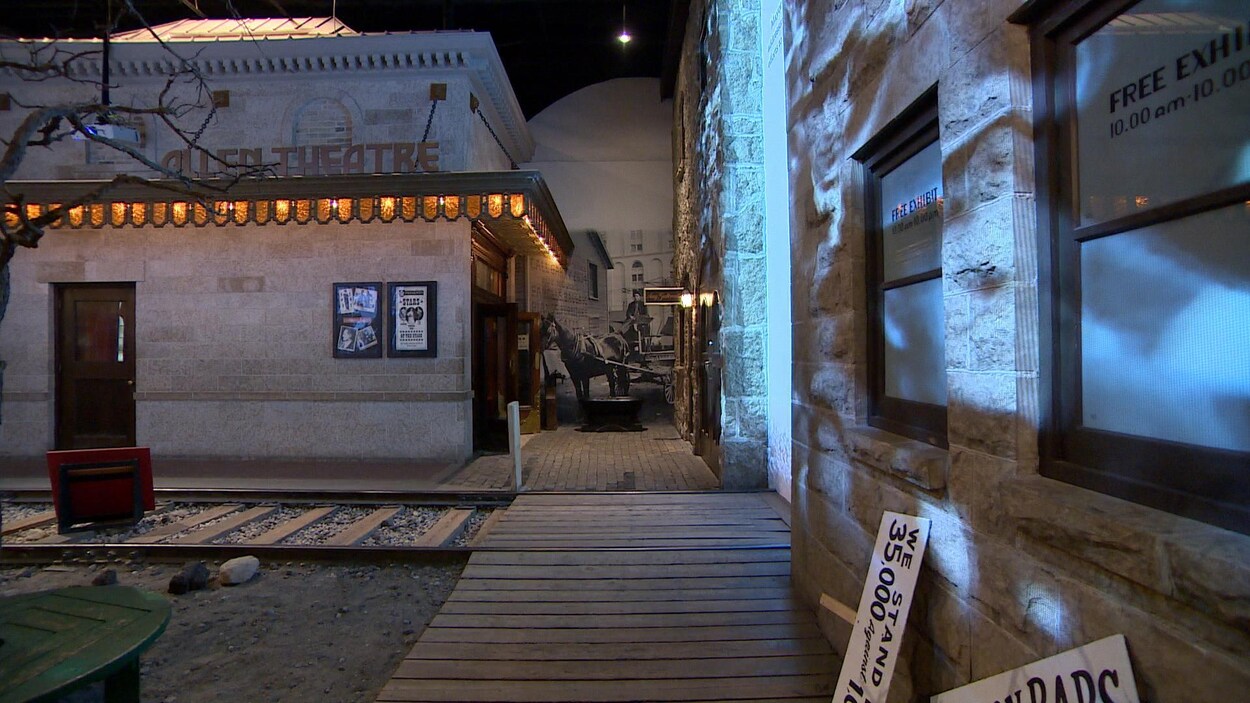 Une galerie de musée qui ressemble à une ville des années 1920.