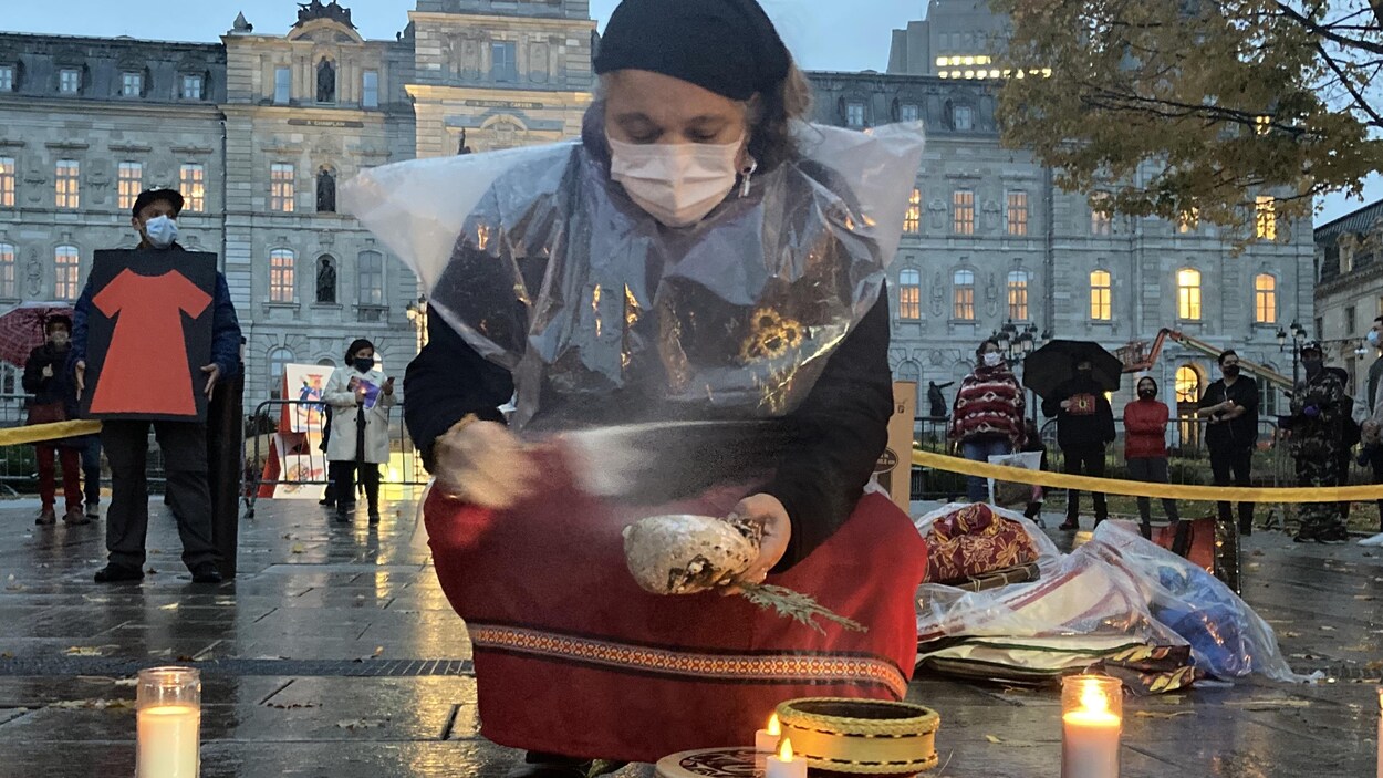 Une femme fait brûler de la sauge.