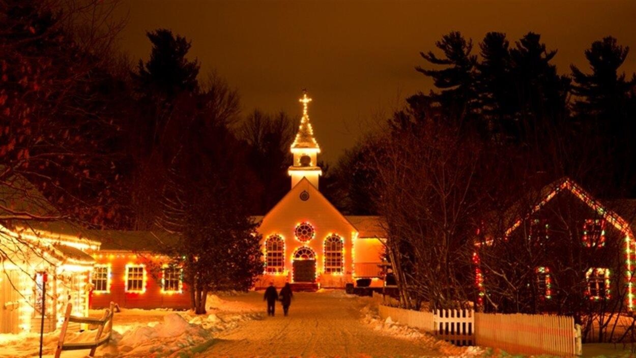 Église illuminée au Village québécois d'antan de Drummondville Église illuminée au Village québécois d'antan de Drummondville
