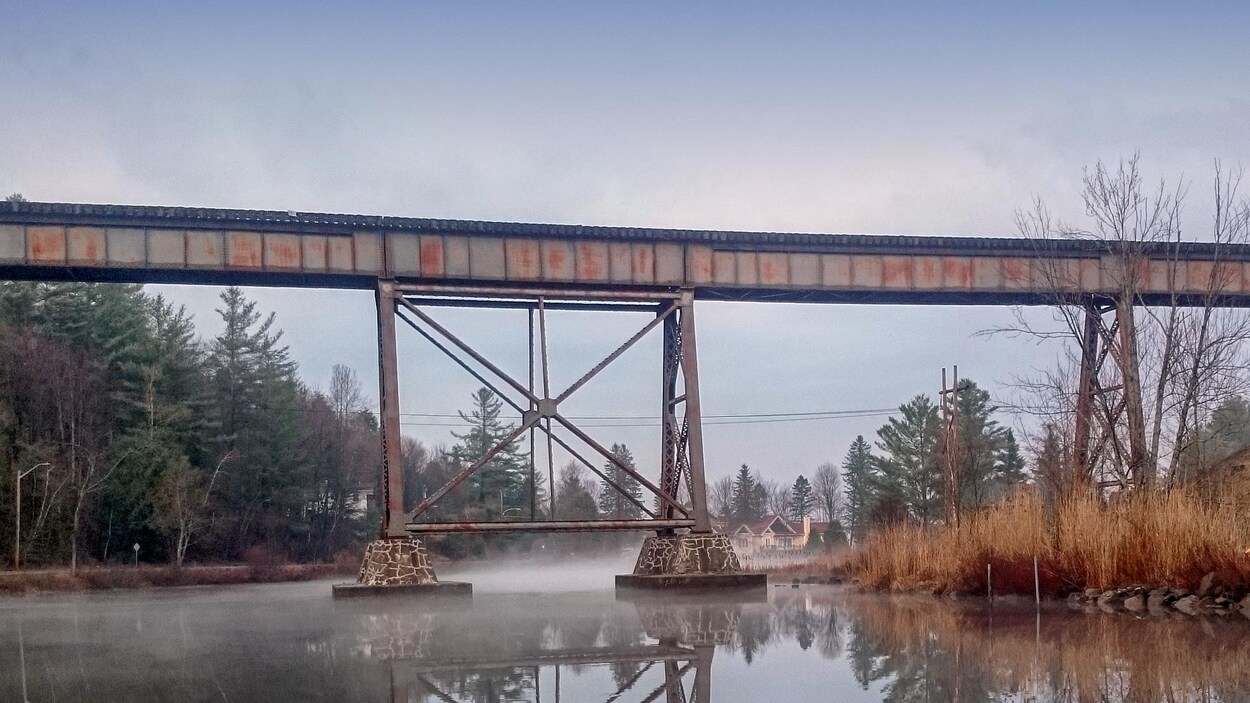 Un pont ferroviaire surplomble la rivière Missisquoise.