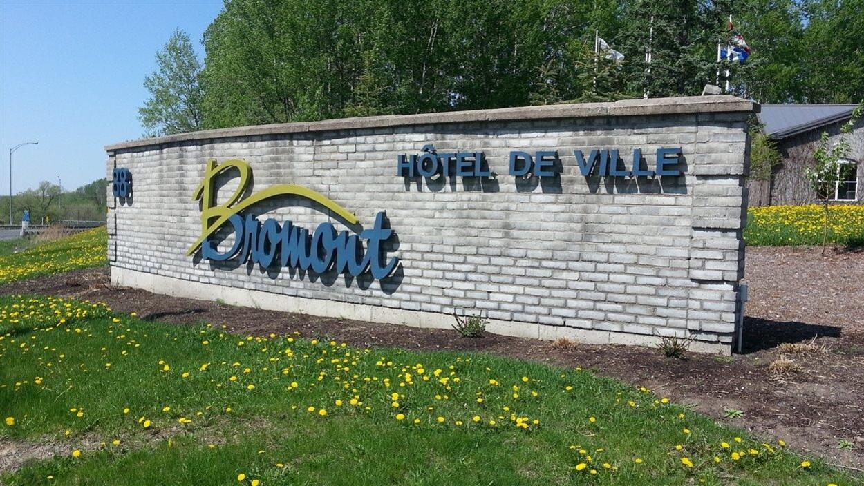 Une pancarte de la Ville de Bromont.