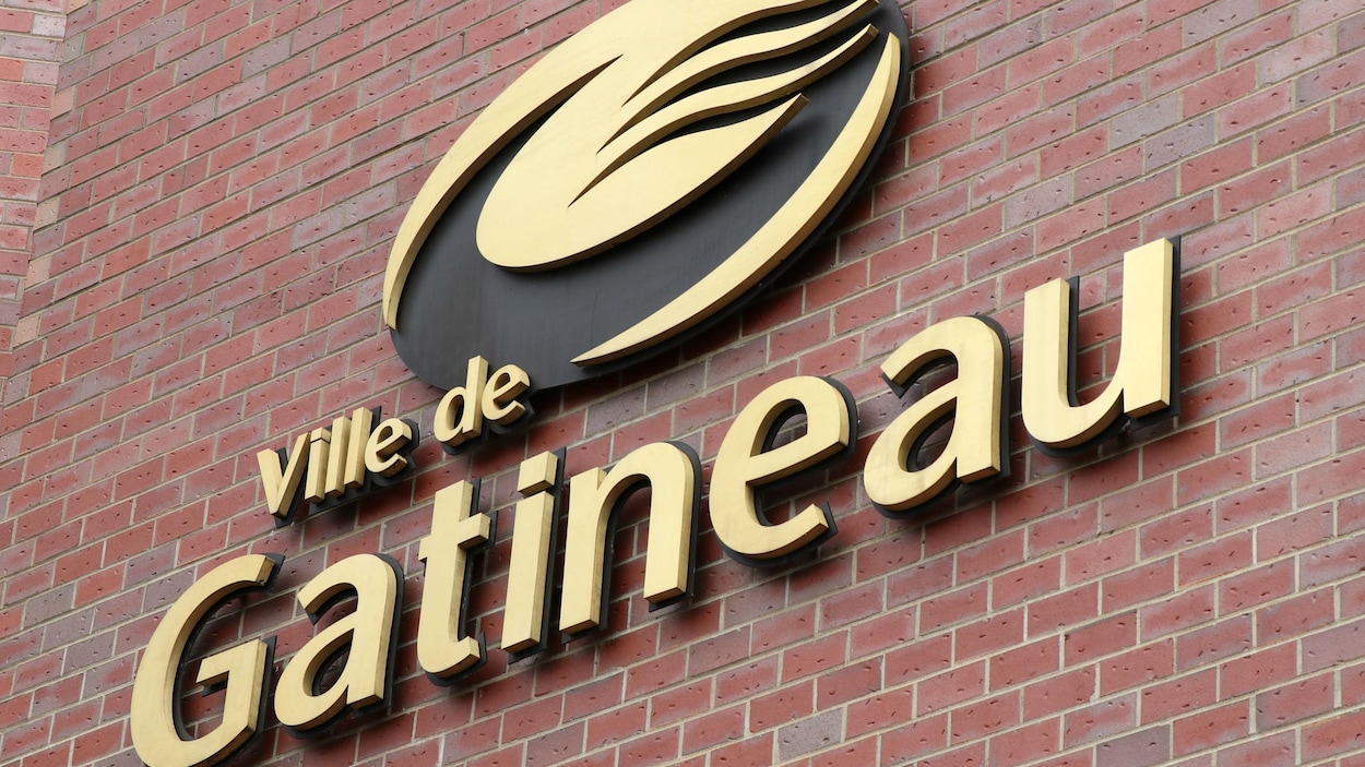 L'enseigne de la Ville de Gatineau à la Maison du citoyen.