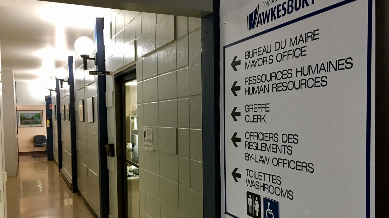 Une pancarte dans l'hôtel de ville de Hawkesbury indiquant le bureau du maire notamment. Une pancarte dans l'hôtel de ville de Hawkesbury indiquant le bureau du maire notamment.