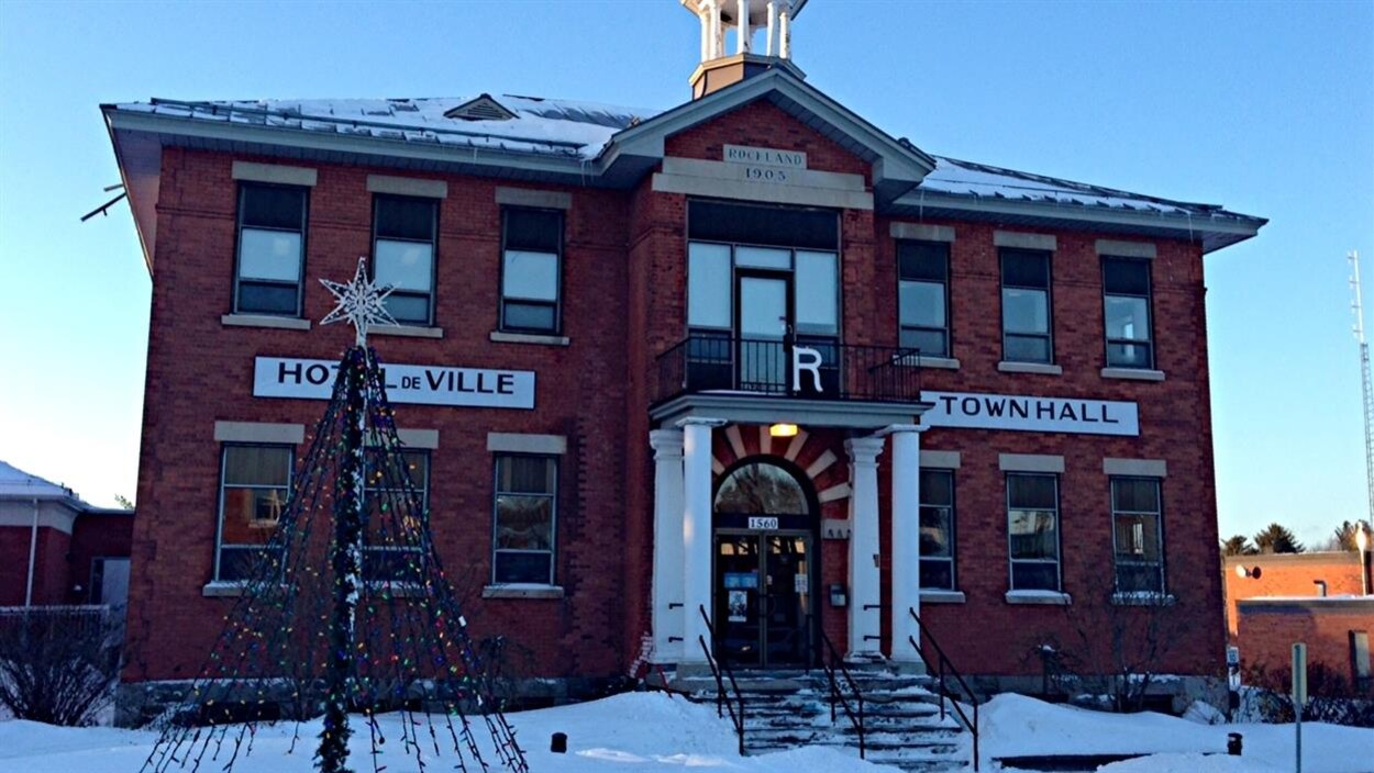 Hôtel de ville de Clarence-Rockland dans l'Est ontarien, en hiver.