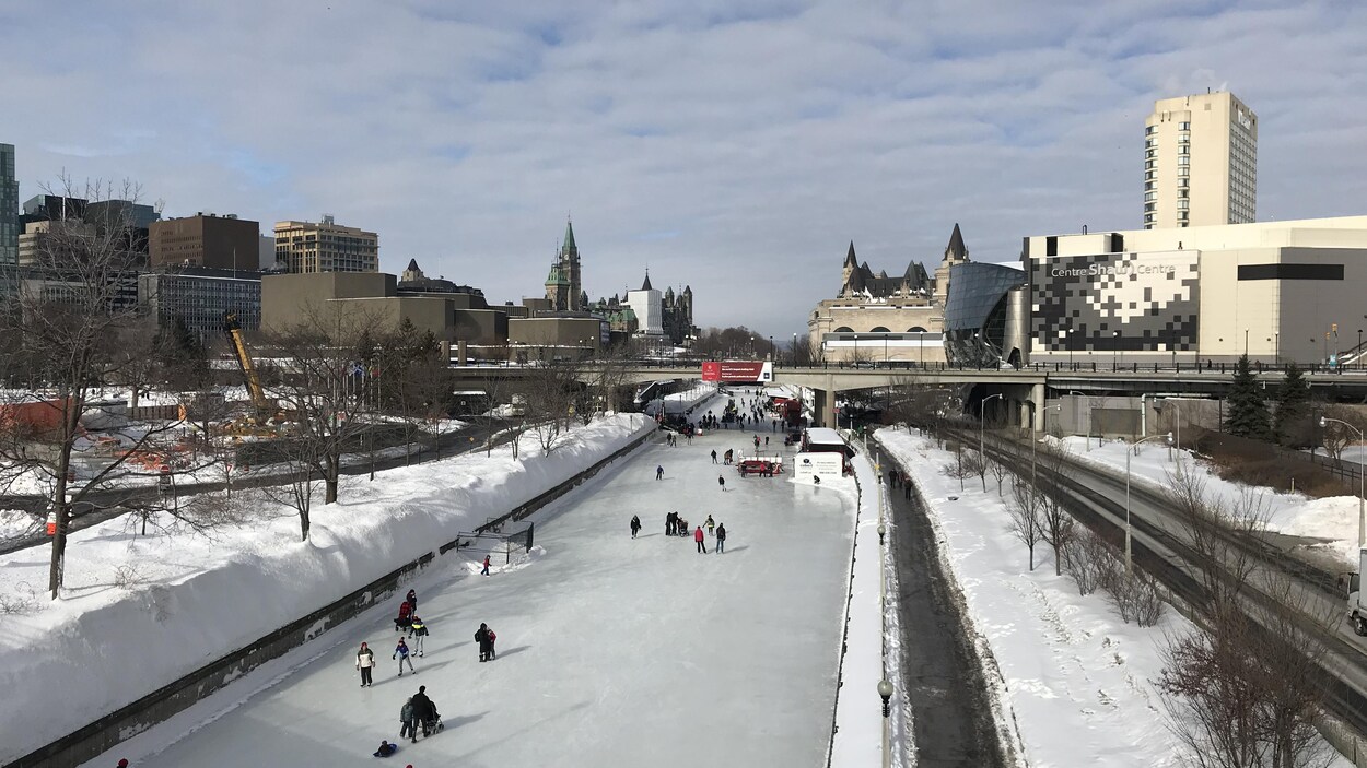 Des gens qui patinent sur le canal Rideau.