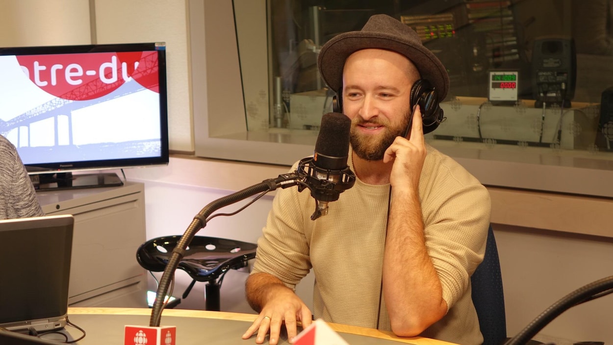 Vincent Desjardins en studio radio à Trois-Rivières
