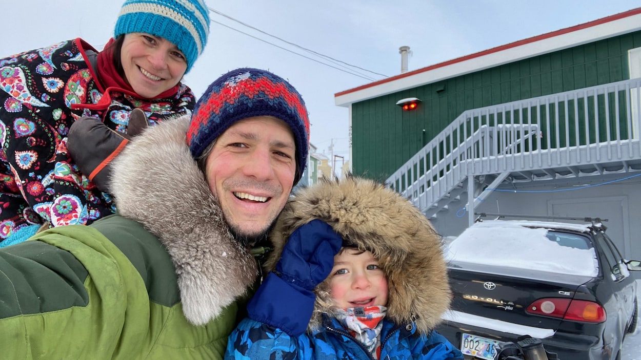 Vincent Desrosiers avec sa conjointe et son fils.