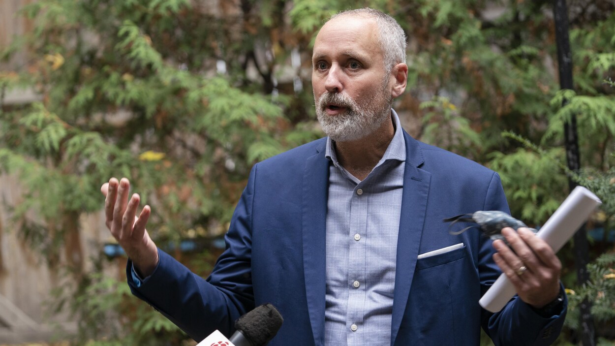 Vincent Marissal répond à une question d'un journaliste.