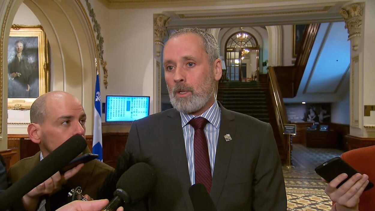 Vincent Marissal s'adresse aux journalistes.