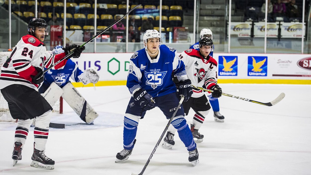 Un joueur de hockey sur la glace.