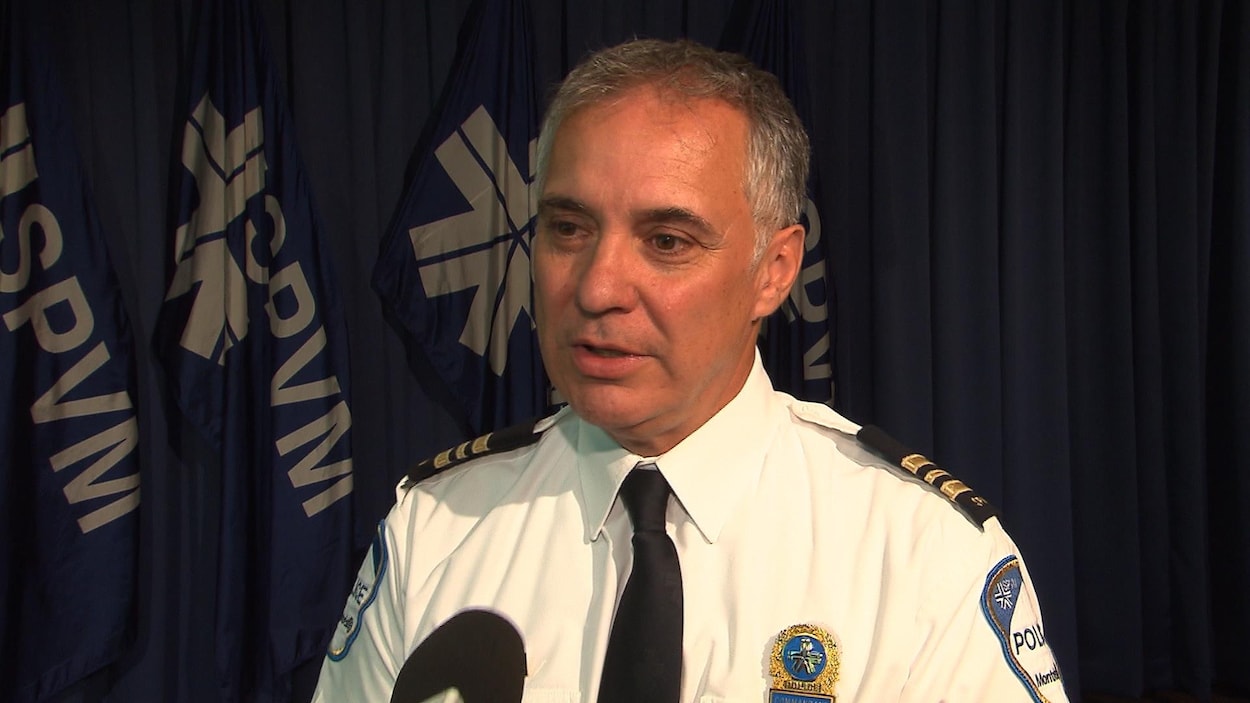 Vincent Rozon, commandant à la section des crimes majeurs du SPVM, en entrevue, avec des drapeaux du Service de police de la Ville de Montréal derrière lui. Vincent Rozon, commandant à la section des crimes majeurs du SPVM, en entrevue, avec des drapeaux du Service de police de la Ville de Montréal derrière lui.