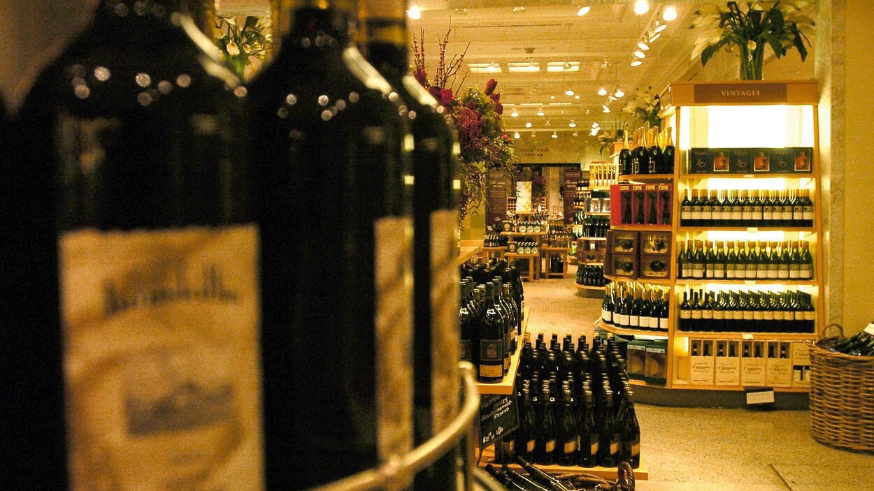 Des bouteilles sur les tablettes d'une succursale de la LCBO Des bouteilles sur les tablettes d'une succursale de la LCBO