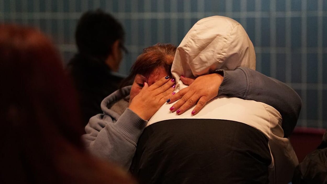 Deux femmes se font une accolade pour se réconforter.