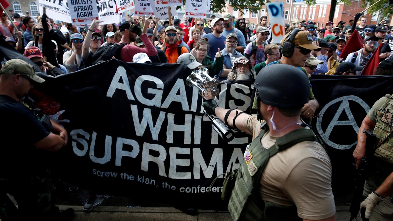 Un suprémaciste blanc fait face aux manifestants antiracistes à Charlottesville, le 12 août 2017
