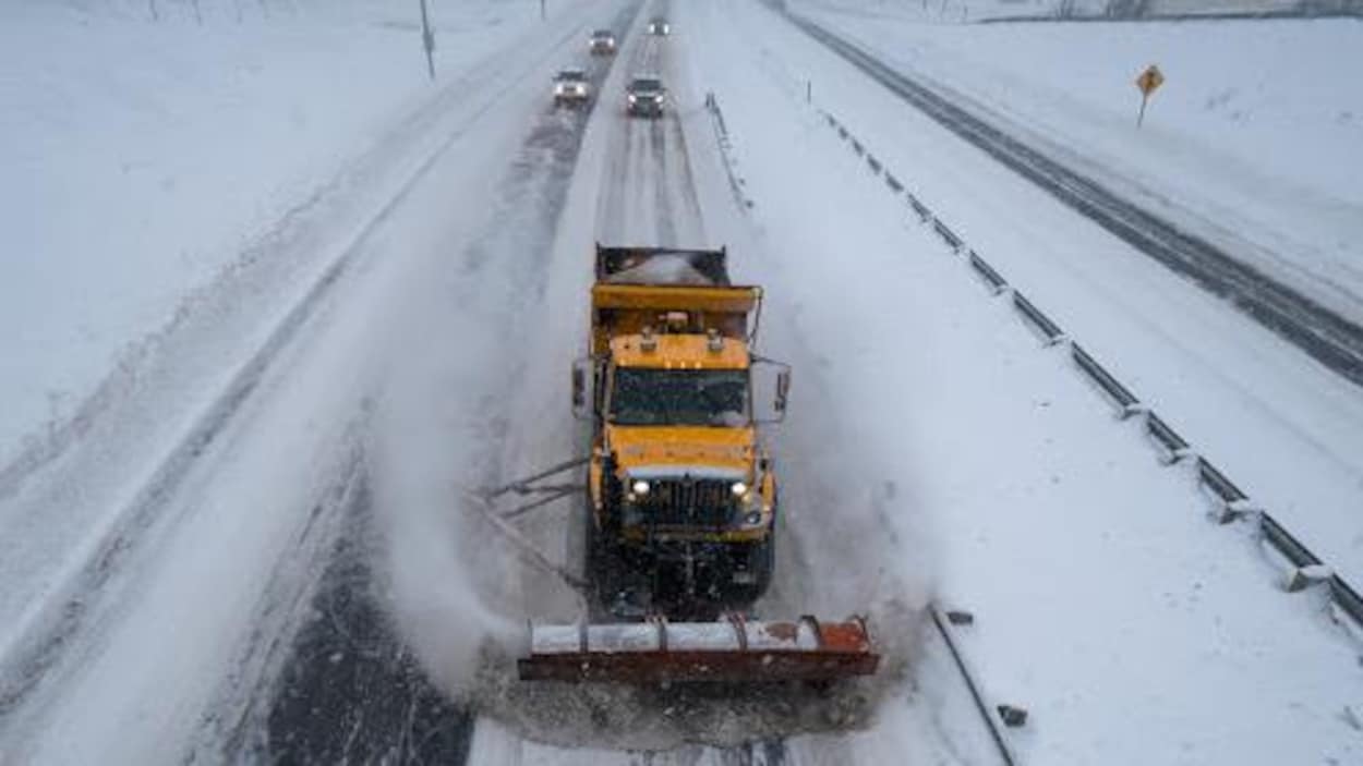 Un chasse-neige sur la route Un chasse-neige sur la route
