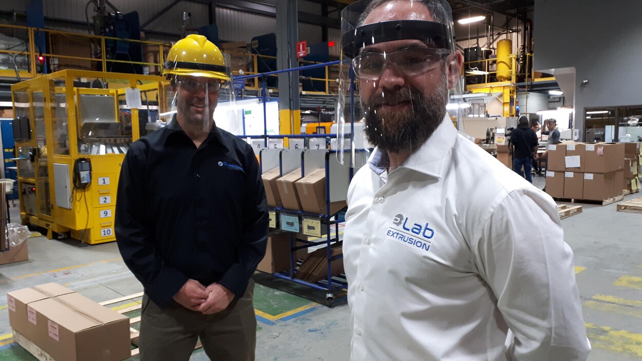Vincent Houle et Olivier Lacombe portent chacun une visière.