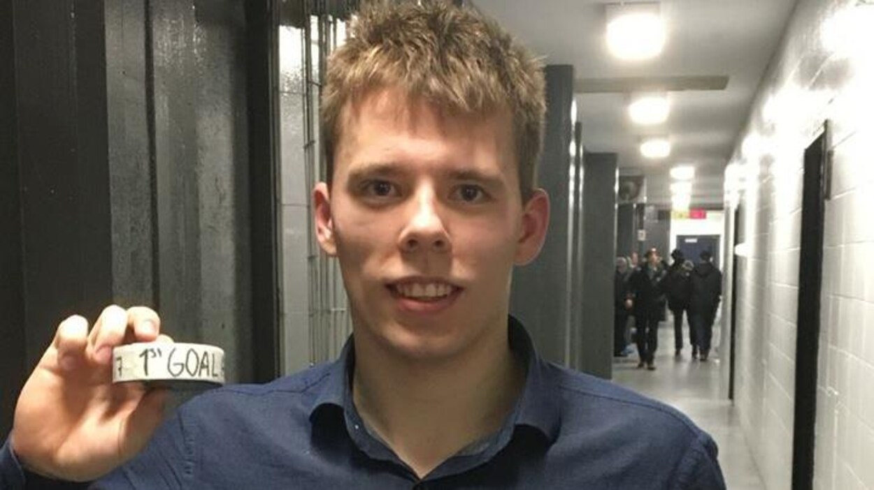 Vitalii Abramov avec la rondelle de son premier but. Vitalii Abramov avec la rondelle de son premier but.