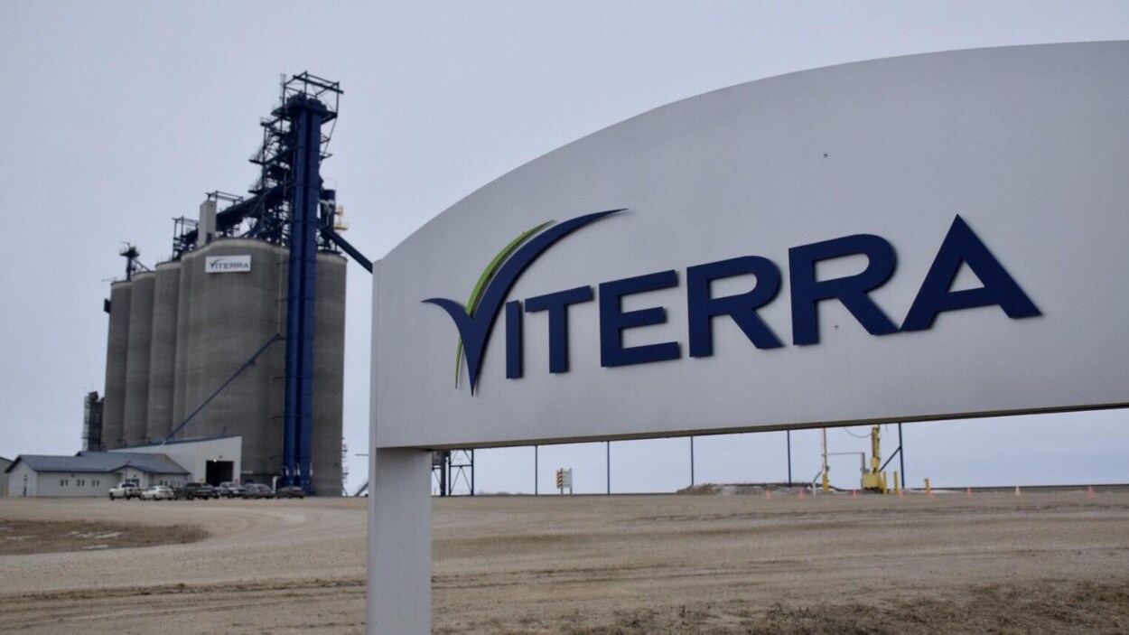 Le grand logo de Viterra, devant l'usine, en arrière-plan.