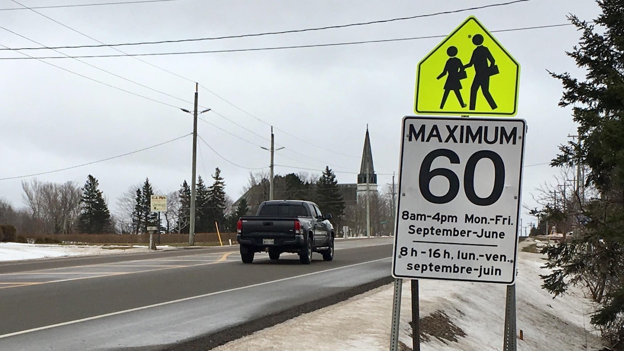 La zone scolaire de l'école La-Belle-Cloche, à l'Île-du-Prince-Édouard, est délimitée par des panneaux de signalisation. La limite de vitesse y est réduite de 90 km/h à 60 km/h.