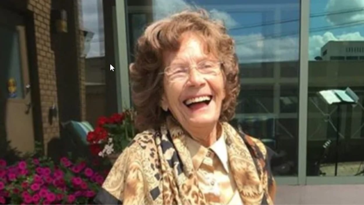 Une femme avec un sourire resplendissant.