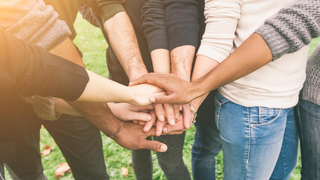 Groupe d'amis de plusieurs origines.