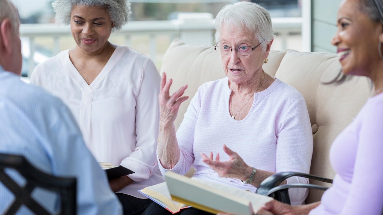Des personnes âgées découvrent tous les bienfaits d’une lecture à