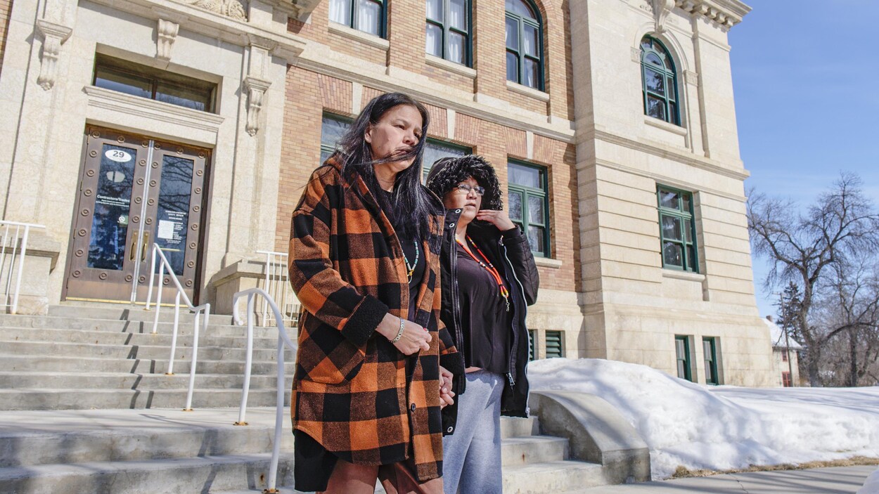 Odelia et Nerissa Quewezance quittent la Cour du Banc du Roi à Yorkton, en Saskatchewan, le lundi 27 mars 2023.