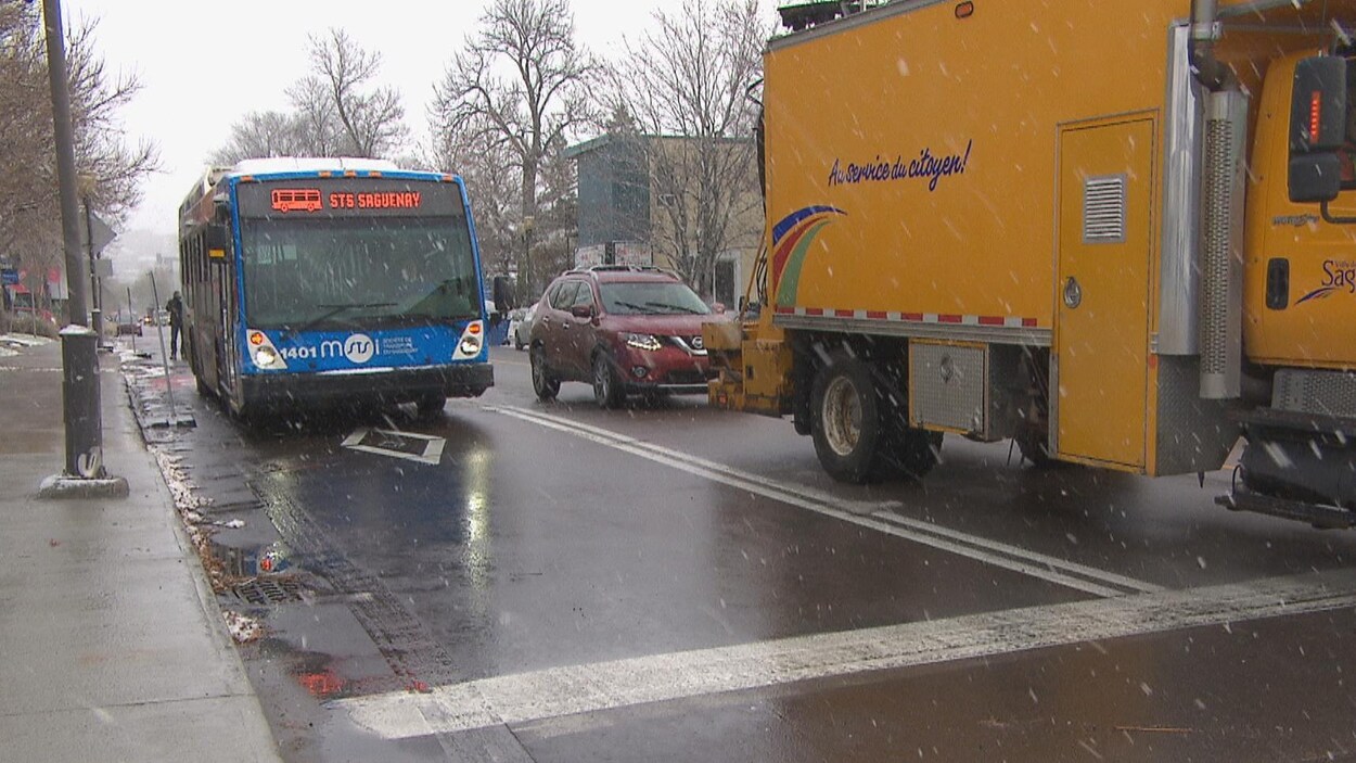 Un autobus sur la voie réservée de la rue Racine Un autobus sur la voie réservée de la rue Racine