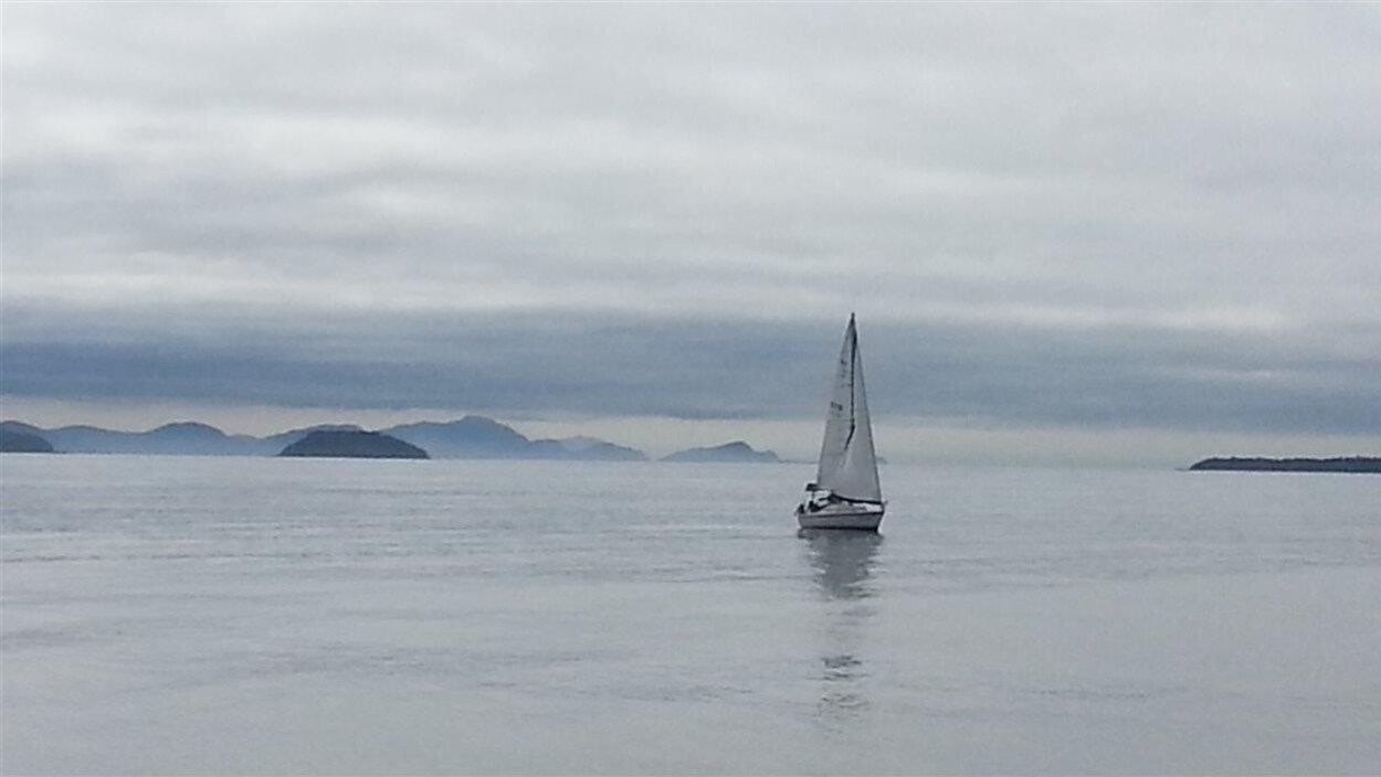 Un voilier sur le fleuve Saint-Laurent, près de Rimouski Un voilier sur le fleuve Saint-Laurent, près de Rimouski