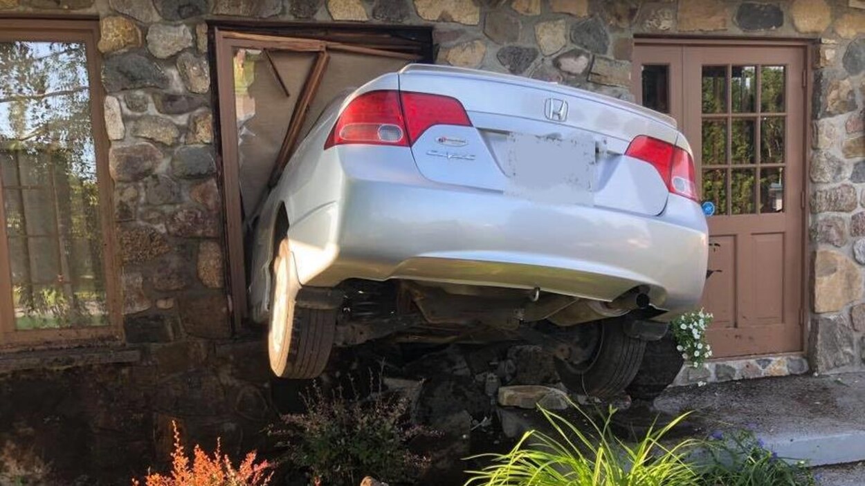 Voiture dans une maison.