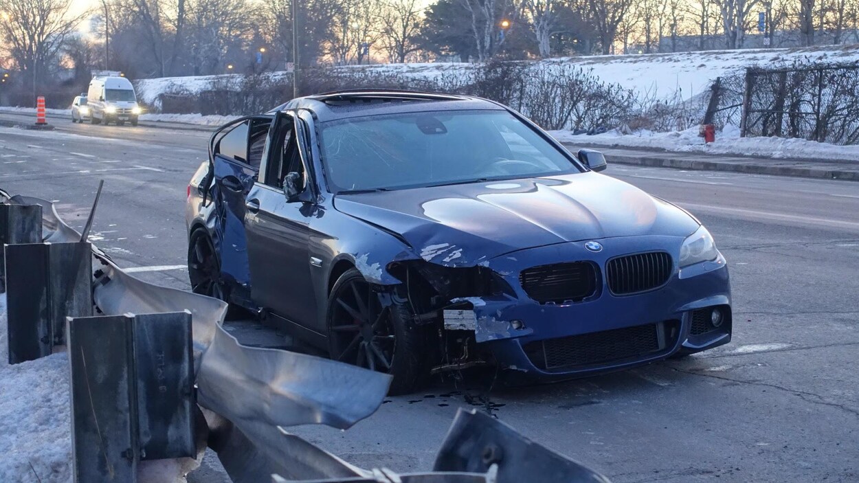La voiture à bord de laquelle se trouvaient quatre personnes. L'une des passagères a été tuée. La voiture à bord de laquelle se trouvaient quatre personnes. L'une des passagères a été tuée.