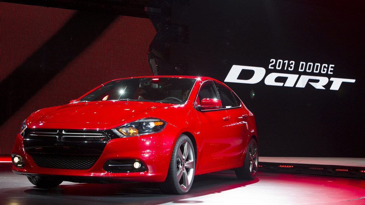 Une Dodge Dart présentée lors d'un salon de l'automobile