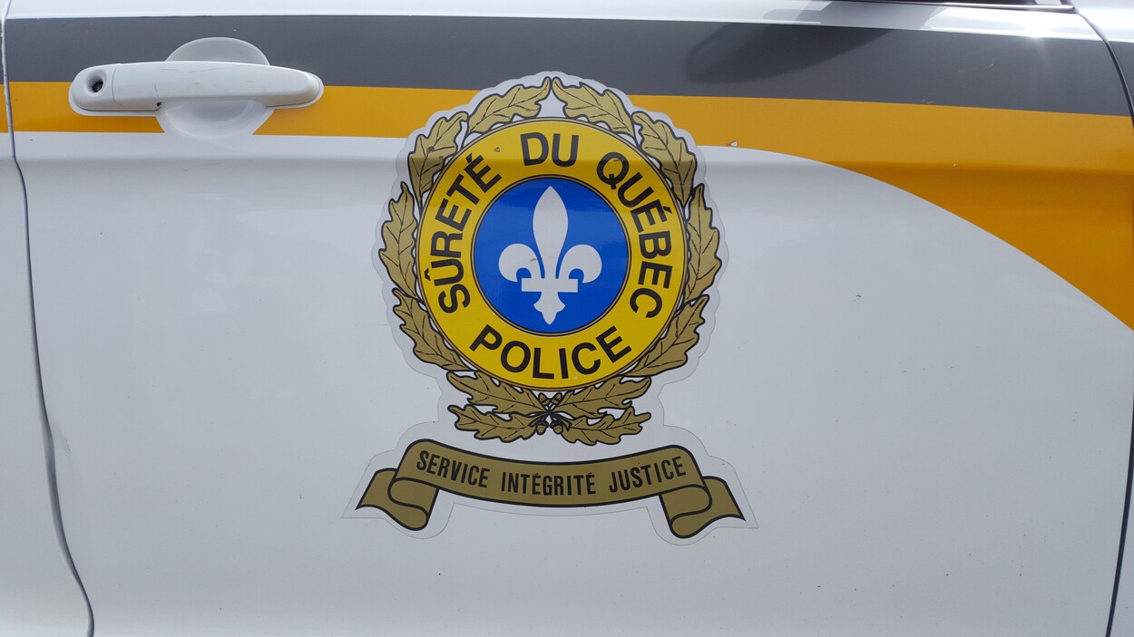 Le logo de la Sûreté du Québec sur une portière d'autopatrouille.