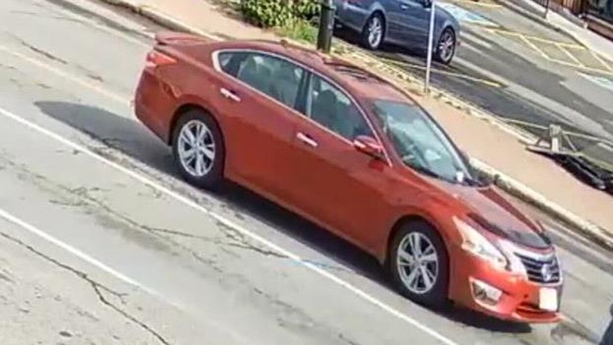 Une image d'une berline tirée d'une caméra de surveillance.