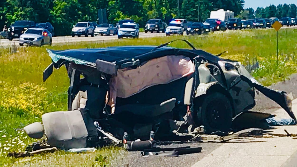 La carcasse d'une voiture après un impact violent en bordure de l'autoroute 417.