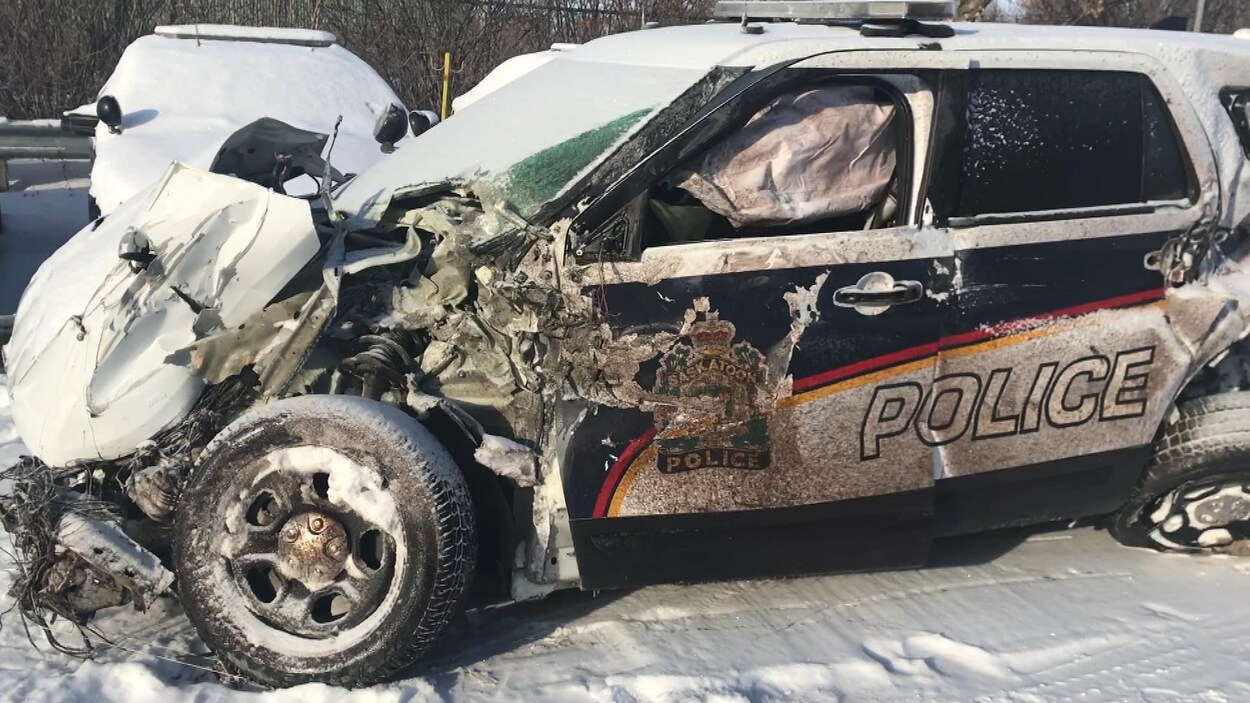 Une auto-patrouille du Service de police de Saskatoon détruite.