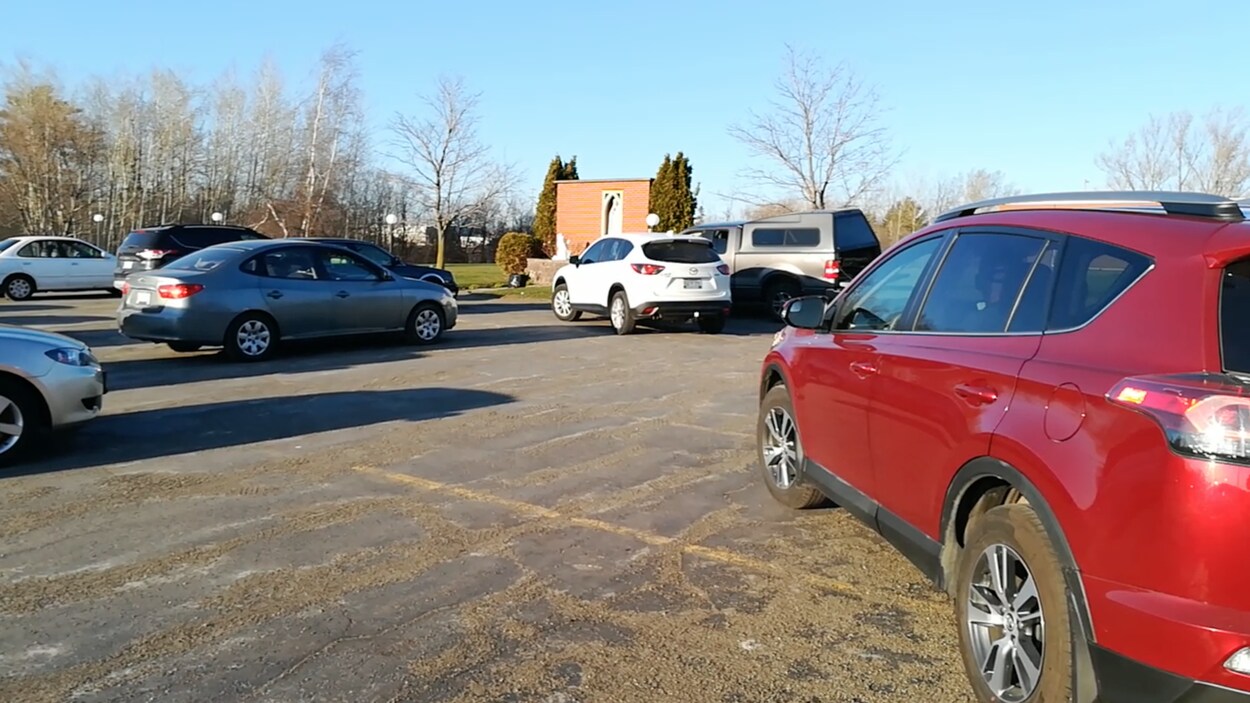 Un groupe de voiture devant la vierge Fatima.
