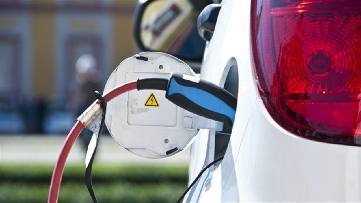 Une voiture électrique est rechargée.