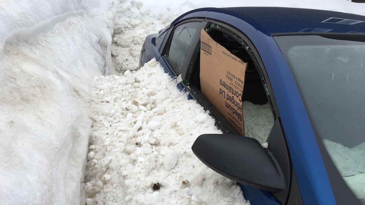 Une voiture remplie de neige après une opération de déneigement à Québec