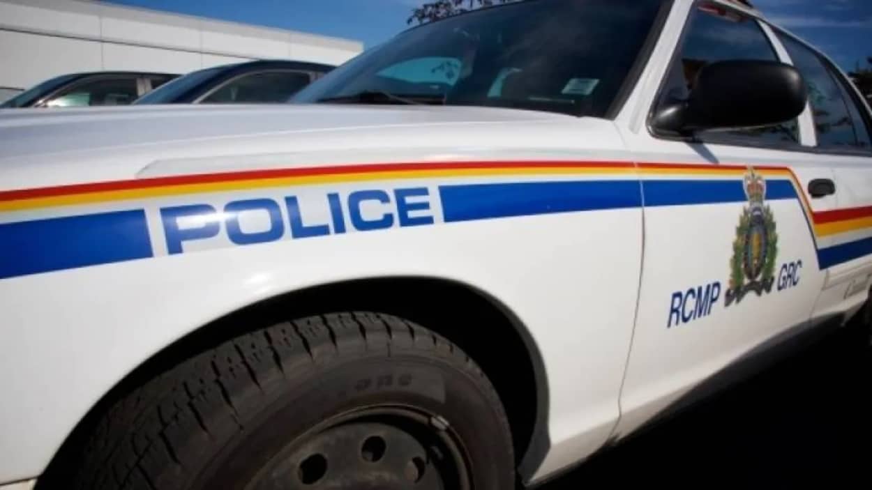 Gros plan sur une voiture de la Gendarmerie royale du Canada.