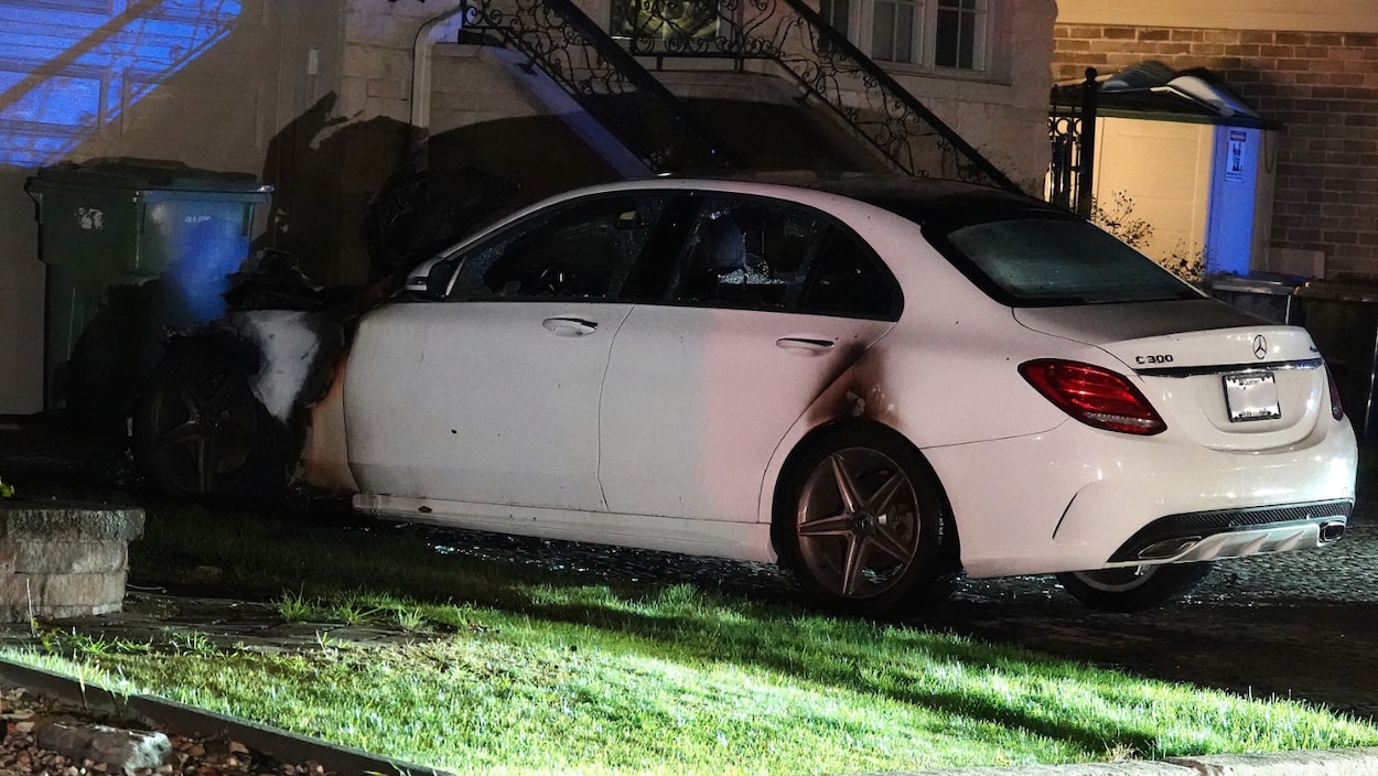 Une voiture ravagée par un incendie criminel à Dollard-des-Ormeaux
