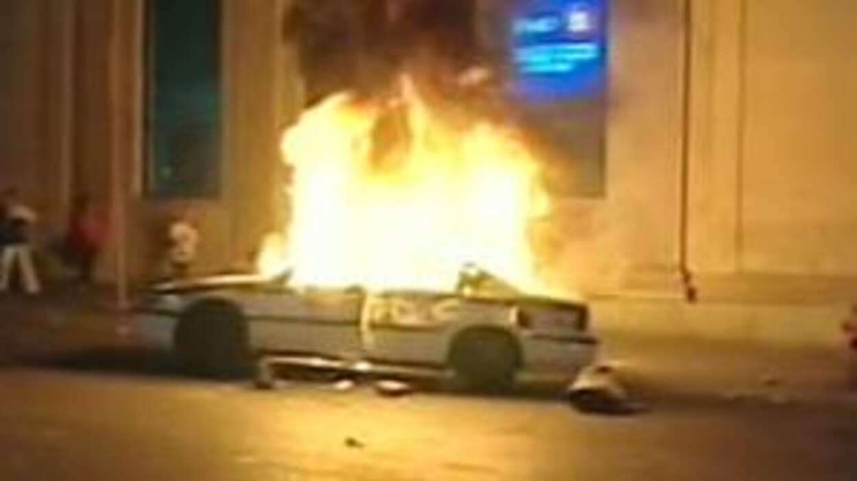 Voiture de police en feu