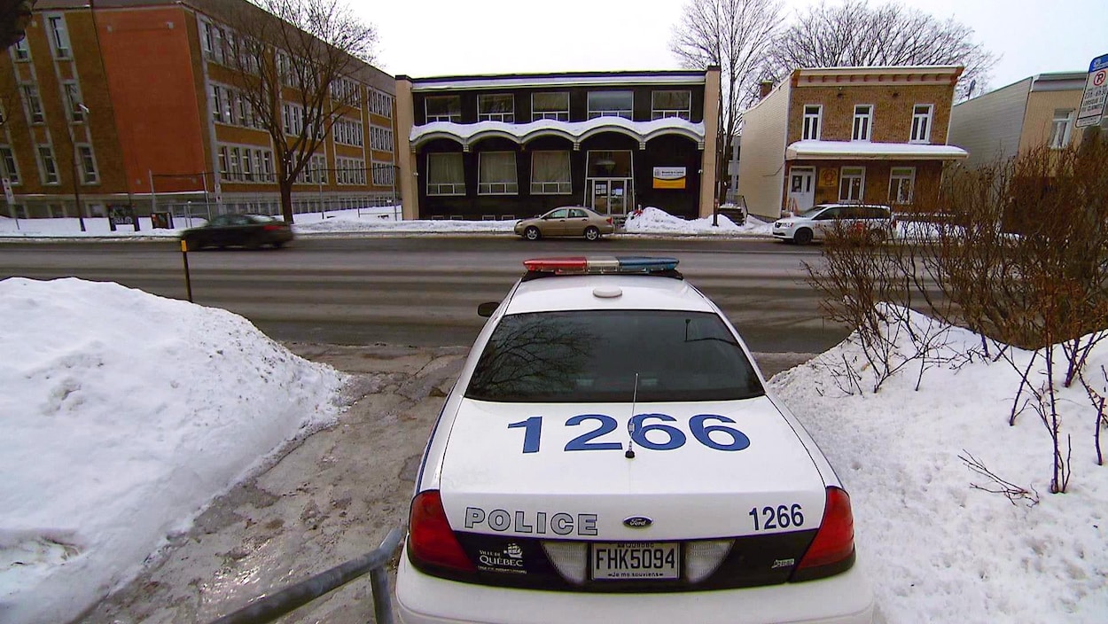 Une voiture de police stationnée devant la mosquée de la Capitale, à Québec.