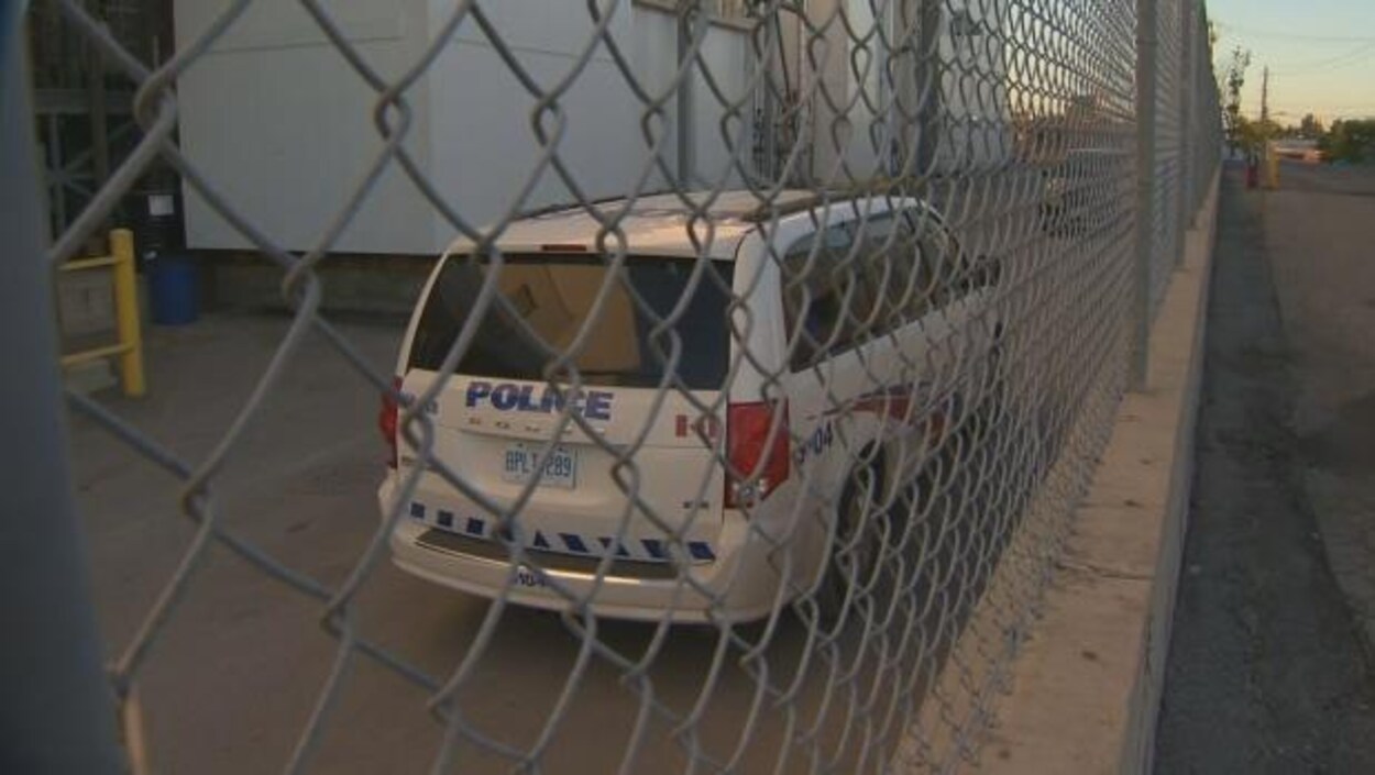 une voiture de police derrière un grillage une voiture de police derrière un grillage