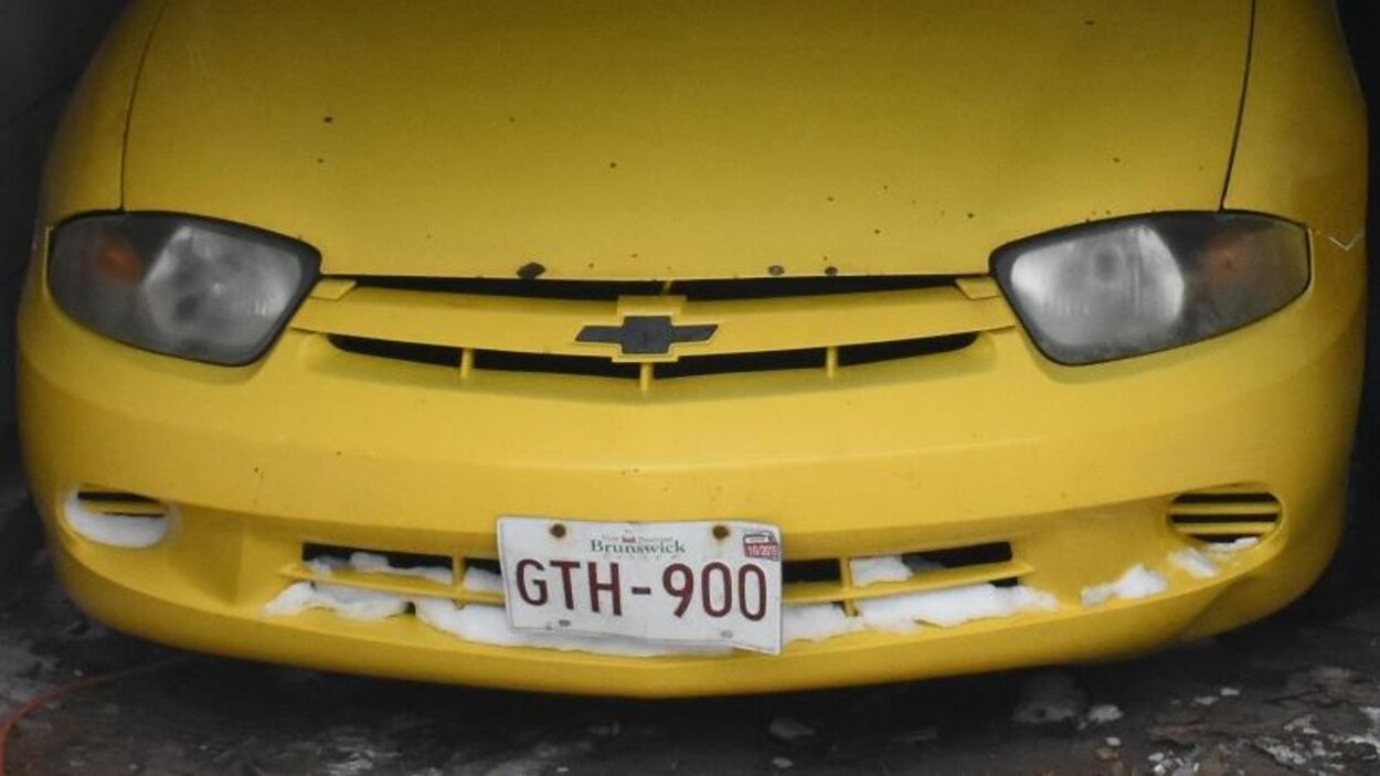 Une voiture jaune.