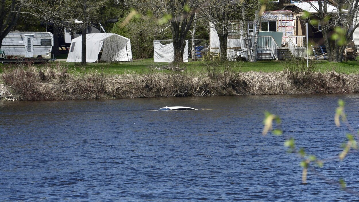 Un véhicule tombe dans la rivière Batiscan