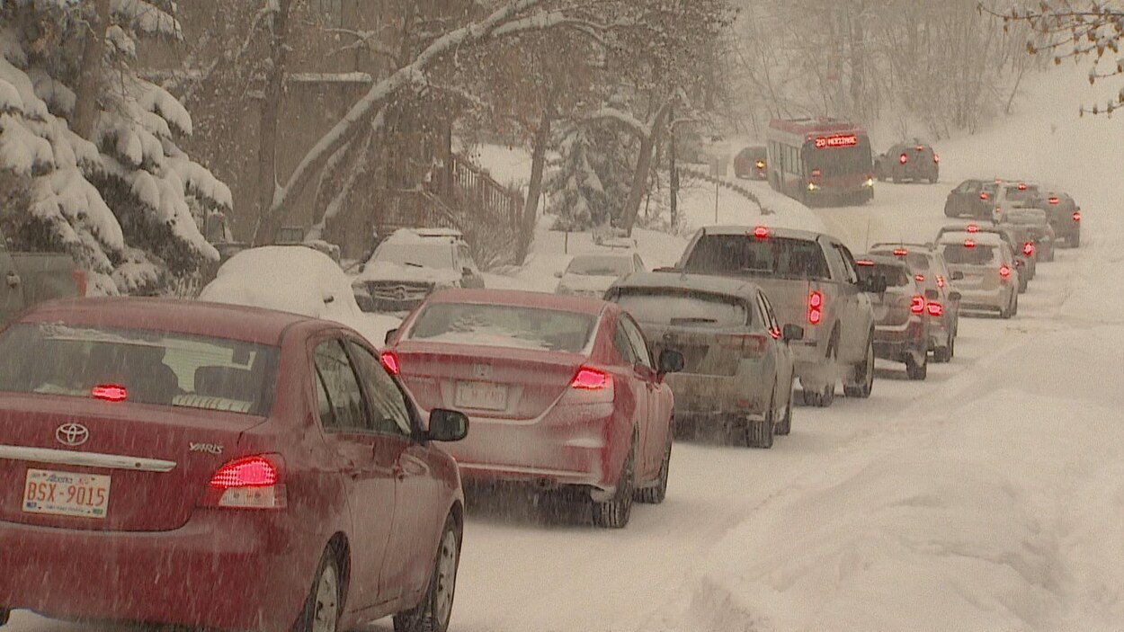 Une file de voitures sous la neige Une file de voitures sous la neige